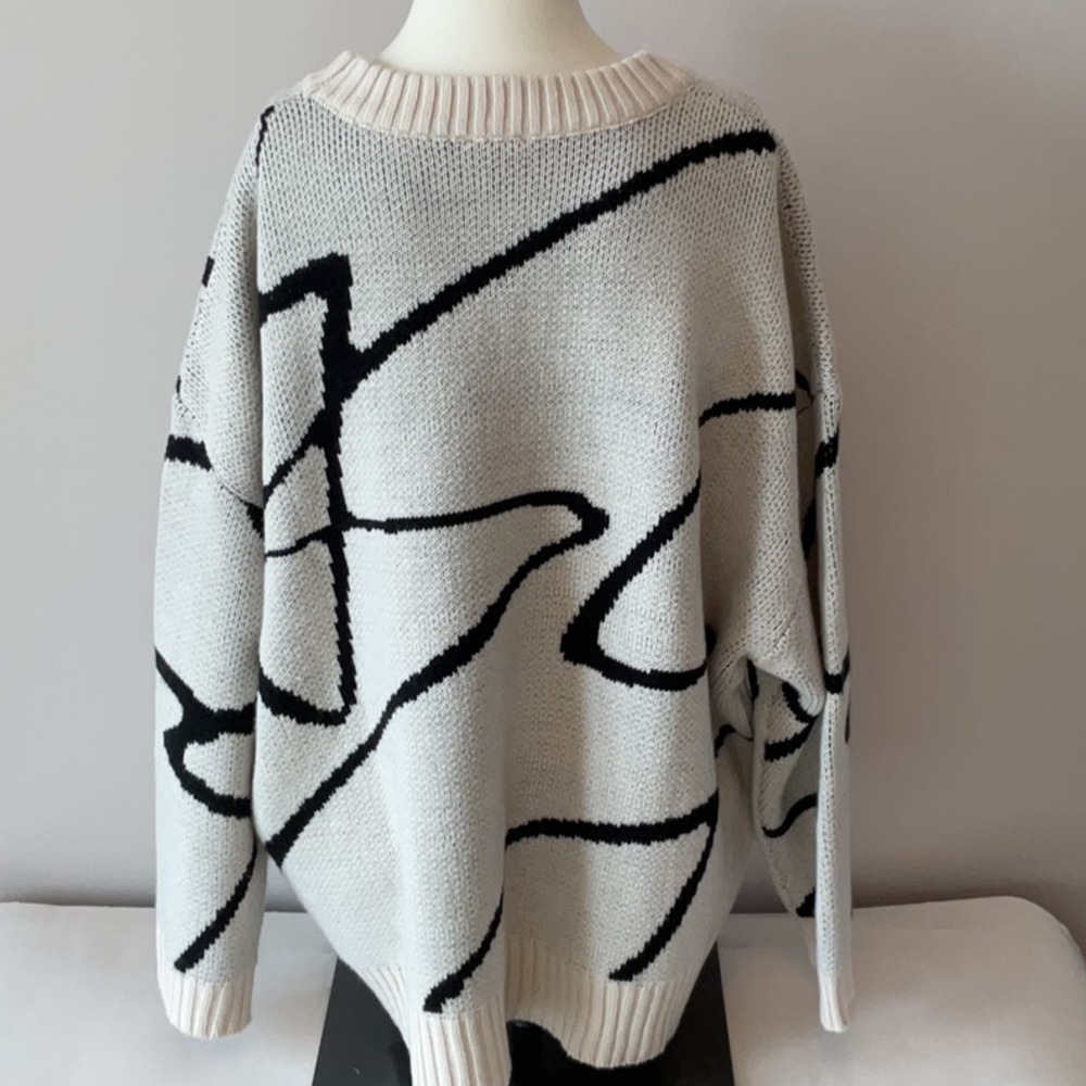 Le Lis Oversized Abstract Pattern Sweater - Picture 8 of 11